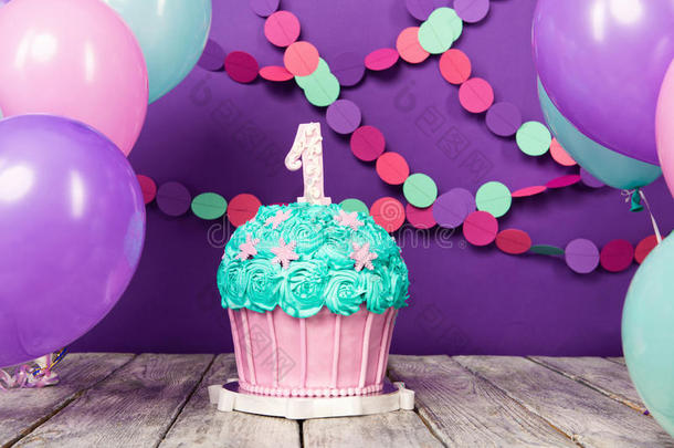 第一生日蛋糕和一单位向一紫色的b一ckground和b一ll