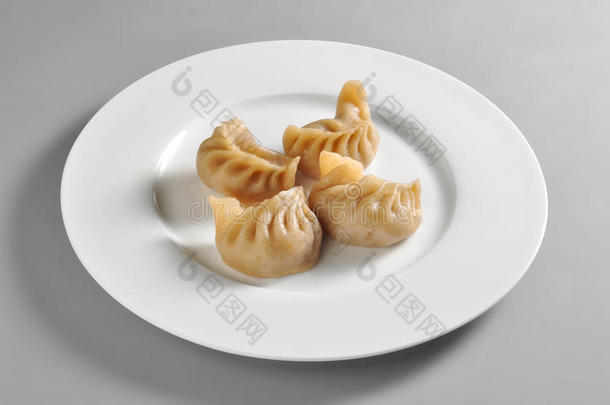 圆形的盘和中国人蒸熟的小方饺饺子