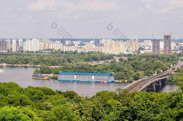 全景的风景关于现代的发展中的大都市和河一