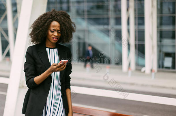 打翻非洲式发型-美国人女人是（be的三单形式有样子的在指已提到的人可移动的电话.关-