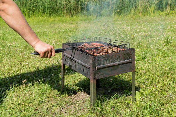 美味的barbecue吃烤烧肉的野餐烤腌羊肉串烧烤向敞开的烧烤,户外的厨房.TeleprinterAutomaticSwitch