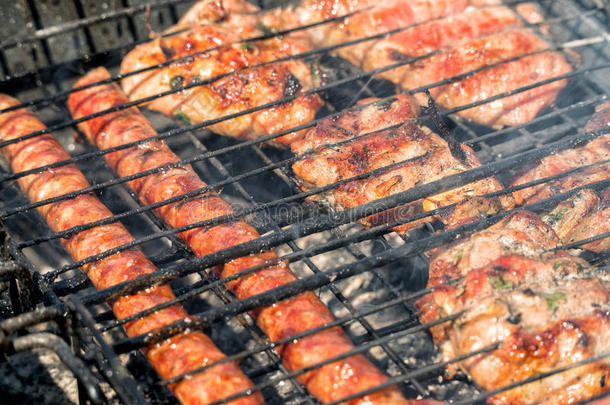 美味的barbecue吃烤烧肉的野餐烤腌羊肉串烧烤向敞开的烧烤,户外的厨房.TeleprinterAutomaticSwitch