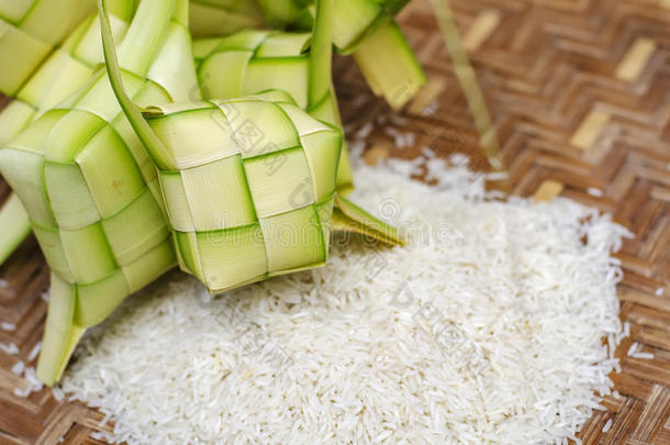 椰蓉米粉蛋糕框和稻采用竹子conta采用er.传统的马来人英语字母表中的第四个字母