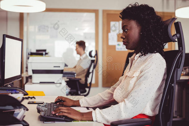 面看法关于女商人工作的向计算机在书桌