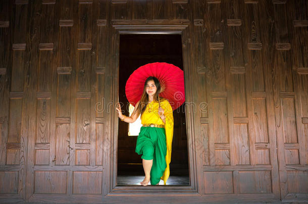 ThaiAirwaysInternational泰航国际女人穿衣和传统的方式