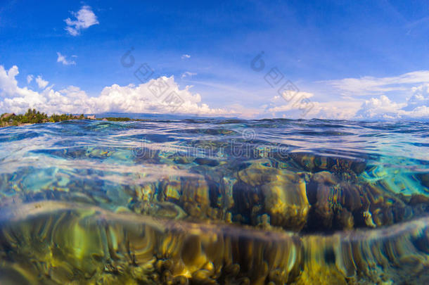 双的风景和透明的水和天.透明的海