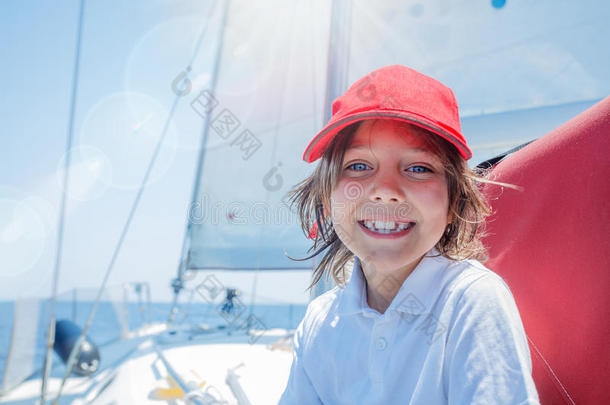 小的男孩船长向板关于帆船运动快艇向夏巡游.英语字母表的第20个字母