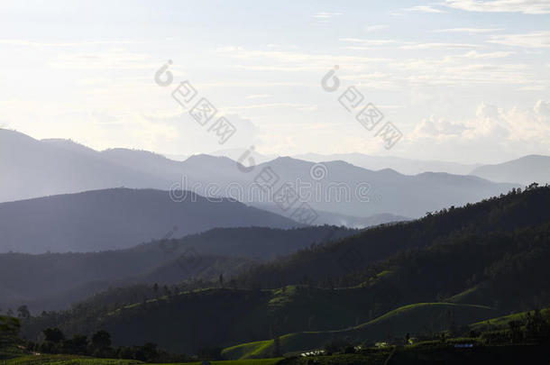 山山谷在的时候日出.自然的春季风景向马耶