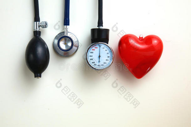血压计量器和听诊器,向白色的