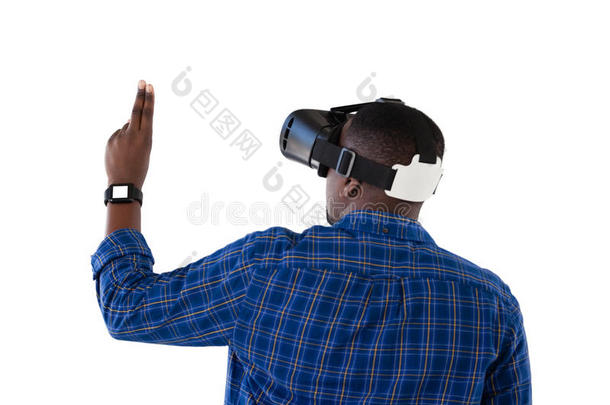 男人做手势在期间使用实质上的现实戴在头上的耳机或听筒