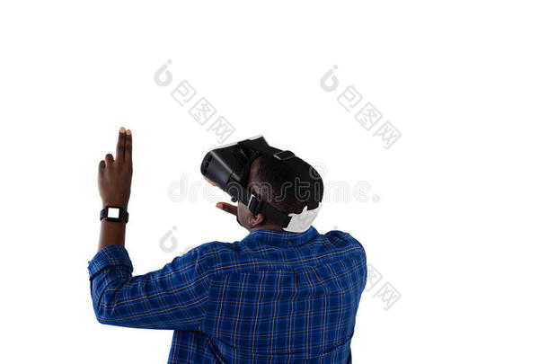 男人做手势在期间使用实质上的现实戴在头上的耳机或听筒