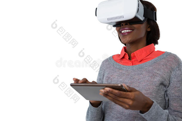 女人使人疲乏的VirtualReality虚拟现实眼镜在期间使用碑计算机