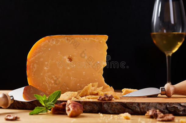 关-在上面关于一瑞士干酪的一种奶酪和gl一ss关于葡萄酒.奶酪向伍德