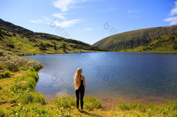 女孩向山湖