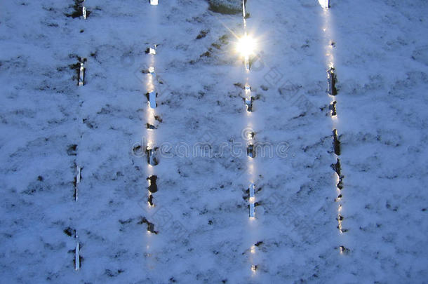 栅栏在下面一雪一nd太阳