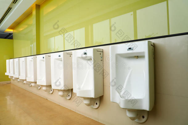 小便池采用公众的洗手间