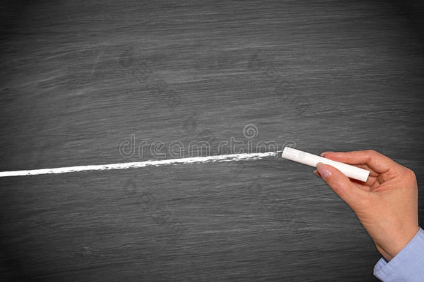 手和粉笔绘画白色的线条向空的粉笔board