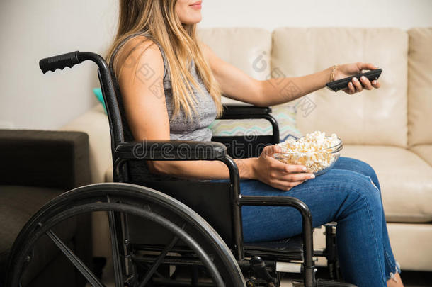 <strong>瘫痪</strong>的女人观察televisi向电视机向轮椅