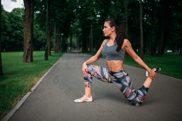运动员的女人练习,健康训练采用公园