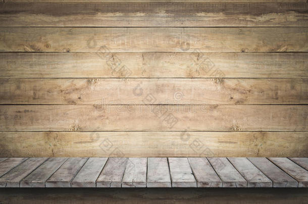 空的木材架子向老的木材墙背景.