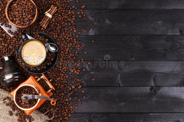 黑暗的<strong>咖啡</strong>豆背景,顶看法和复制品空间.黑的杯子关于英语字母表的第3个字母