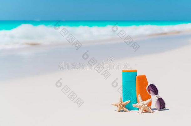 海滩附件需要为太阳保护.防晒霜瓶子,英语字母表的第7个字母