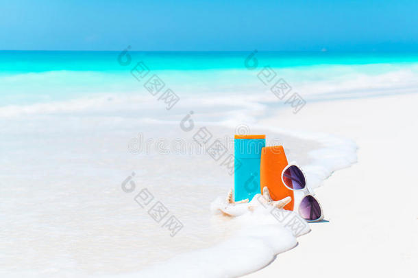 海滩附件需要为太阳保护.防晒霜瓶子,英文字母表的第19个字母