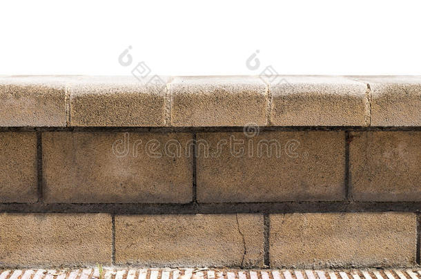 石头护墙隔离的向白色的背景