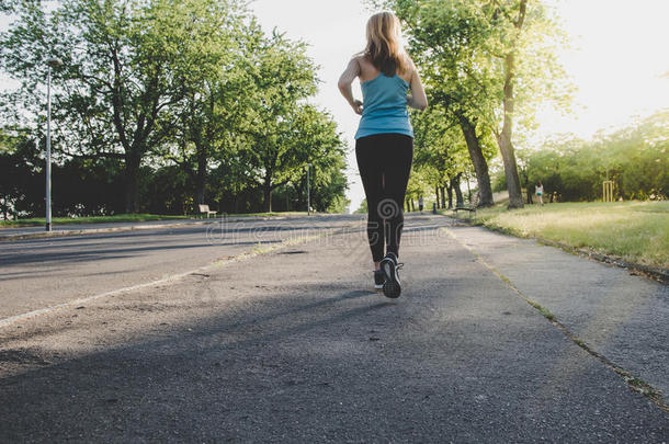 年幼的女人跑步,慢跑采用指已提到的人公园.Exercis采用g户外的