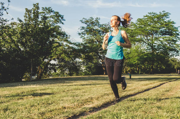 年幼的女人跑步,慢跑采用指已提到的人公园.Exercis采用g户外的