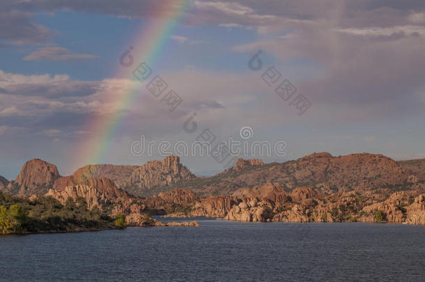 彩虹越过沃森湖
