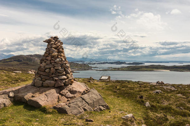 石头标识在上面Altandhu村子,苏格兰.