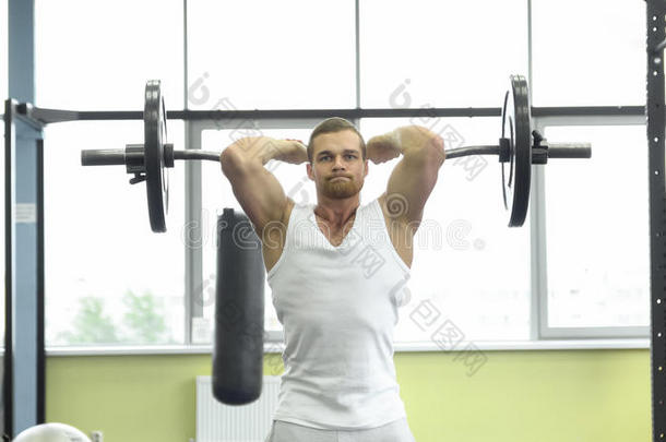 肌肉的男人向力量训练采用指已提到的人健身房.运动员使沙眼包涵体及结膜炎
