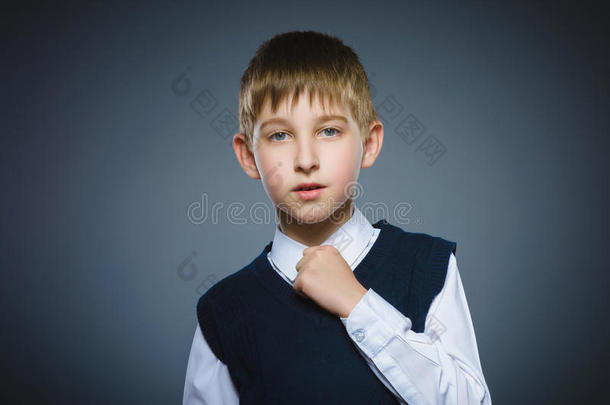 特写镜头肖像关于男孩出行使惊奇隔离的向灰色后台