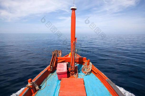 上端关于ThaiAirwaysInternational泰航国际地方的渔夫小船是（be的三单形式跑步走向海