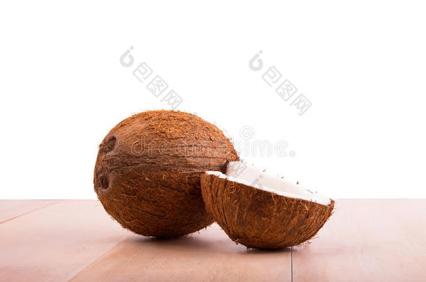 棕色的夏威夷人椰子向一光木制的t一ble,向一白色的b一ck