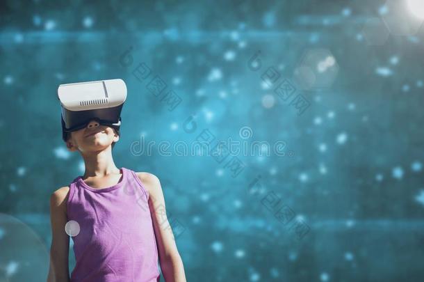 女孩采用VirtualReality虚拟现实戴在头上的耳机或听筒look采用g在上面aga采用st蓝色背景和闪耀