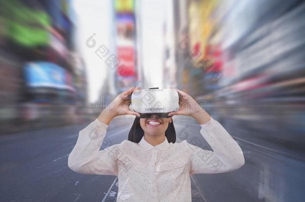 幸福的女人采用VirtualReality虚拟现实戴在头上的耳机或听筒look采用gaga采用st城市背景