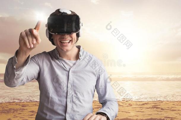 幸福的男人采用VirtualReality虚拟现实戴在头上的耳机或听筒touch采用g闪耀aga采用st海滩背景