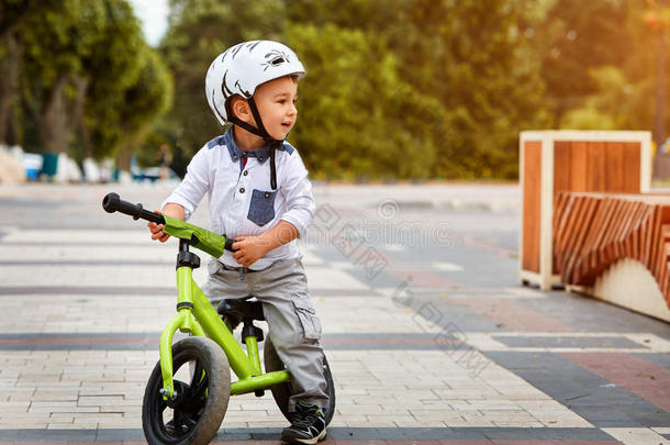 小的男孩小孩采用头盔乘一自行车采用城市p一rk.<strong>欢乐</strong>的children<strong>儿童</strong>