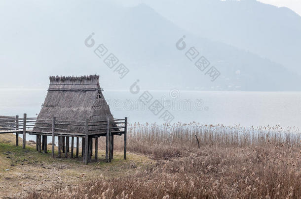 青铜年龄桩-住处村民