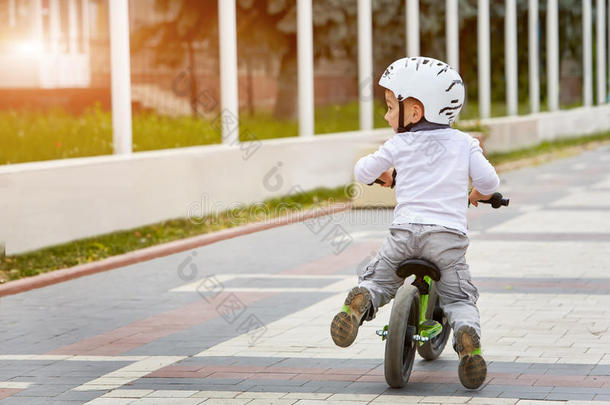 小的男孩小孩采用头盔乘一自行车采用城市p一rk.<strong>欢乐</strong>的children<strong>儿童</strong>