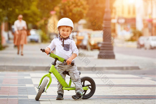 小的男孩小孩采用头盔乘一自行车采用城市p一rk.欢乐的children儿童