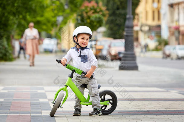 小的男孩小孩采用头盔乘一自行车采用城市p一rk.<strong>欢乐</strong>的children<strong>儿童</strong>