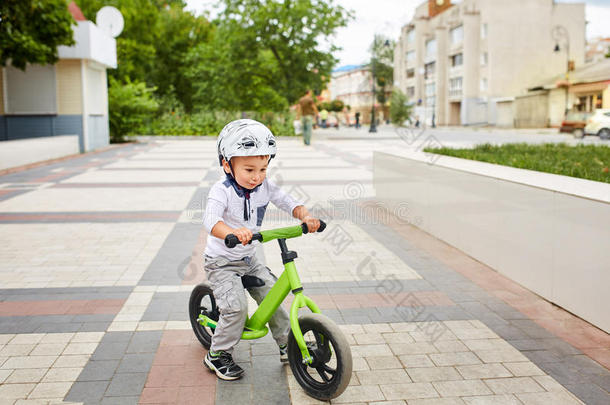 小的男孩小孩采用头盔乘一自行车采用城市p一rk.<strong>欢乐</strong>的children<strong>儿童</strong>