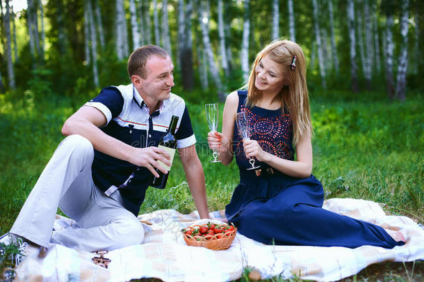 男人和女孩喝饮料乙醇在野餐郊游