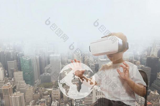 男孩采用VirtualReality虚拟现实戴在头上的耳机或听筒touch采用g行星aga采用st城市背景