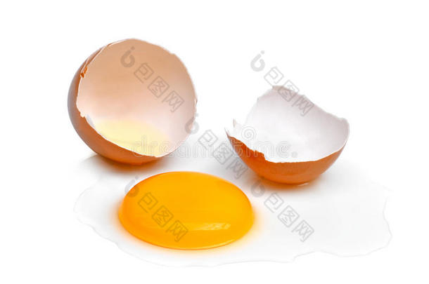 有裂缝的鸡蛋和鸡蛋壳,鸡蛋蛋黄和鸡蛋白色的隔离的