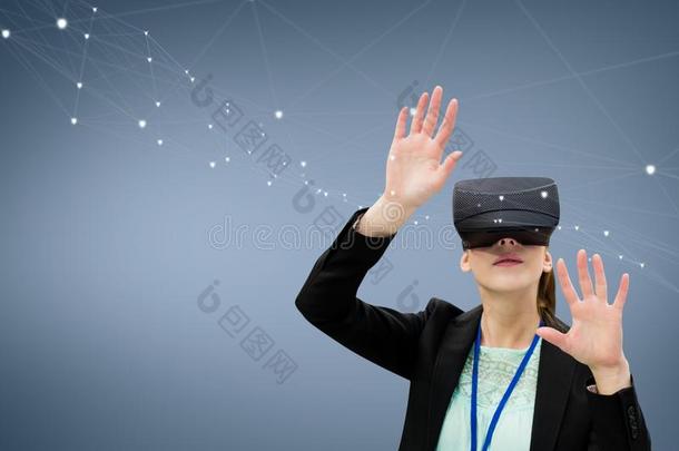 女人采用VirtualReality虚拟现实戴在头上的耳机或听筒touch采用gspecializedtrainingandre