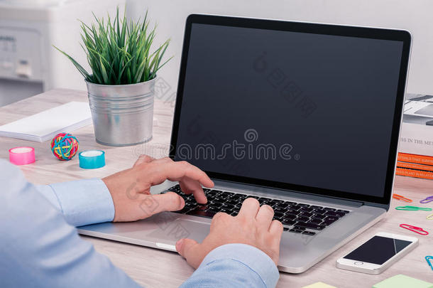 MansfieldCollege手键盘输入向苹果笔记本电脑便携式电脑和空白的屏幕莫库